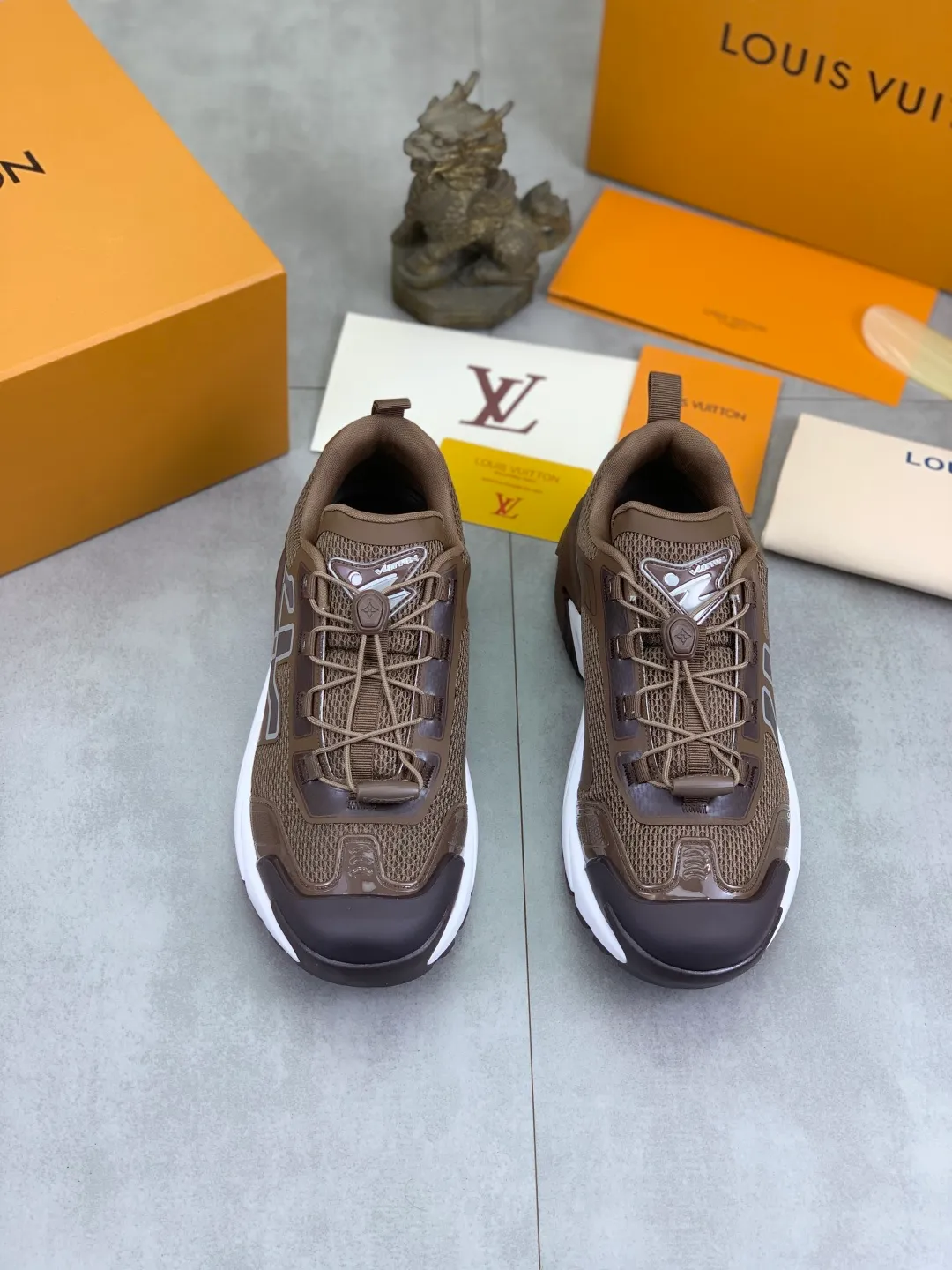 Men's Men's Shoes💰P740 New High Version LV Louis Vuitton L Jialu Brand Runner Tatic Series Thick Sole Casual Sports Shoes Running Shoes Original Purchase Development Production This LV Runner Tatic sports shoe combines technical materials such as mesh fabric and ribbons to interpret the inspiration of traditional mountaineering shoes. LV letters are written on one side, the lariat buckle of the quick lacing system is embellished with Monogram flowers and Louis Vuitton logos, and the light and wear-resistant rubber outsole completes the whole package. The delivery counter is beautifully packaged🛍📦 ▪️Fabrics: Original imported custom technical fabric + mesh ▪️Inner lining: Original customized breathable mesh ▪️Sole: Original open-molded anti-slip rubber combination material ▪️Sole thickness: 4CM ▪️Size: Men's 39-44 (38 45 (customized)